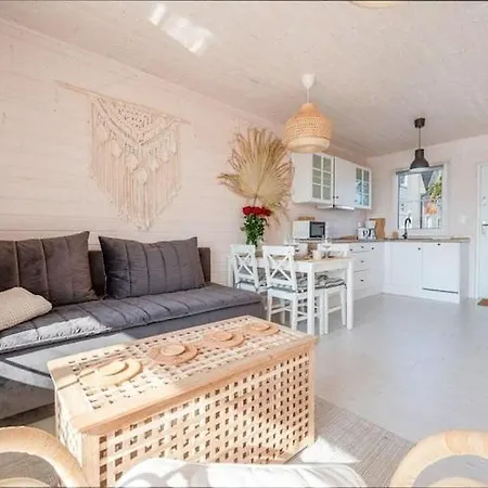 With Terrace, Garden, And Pool بيت للعطل Kopań