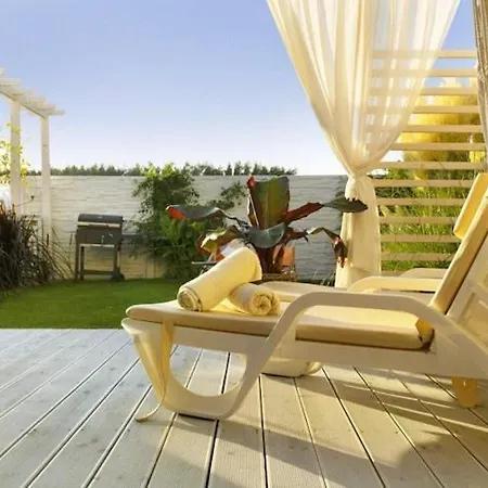 بيت للعطل With Terrace, Garden, And Pool *