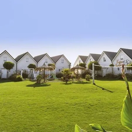 بيت للعطل With Terrace, Garden, And Pool