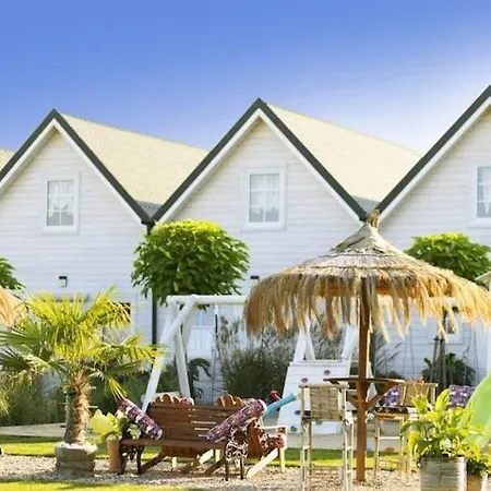 بيت للعطل With Terrace, Garden, And Pool *