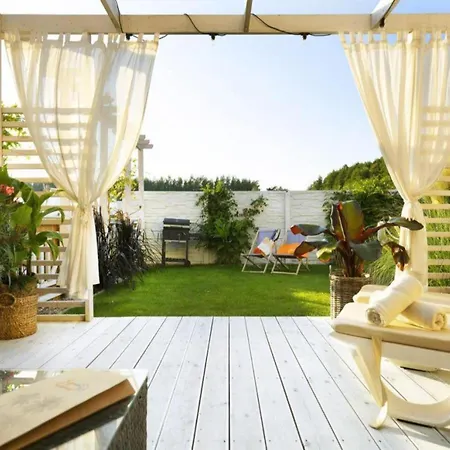 With Terrace, Garden, And Pool Dom wakacyjny *
